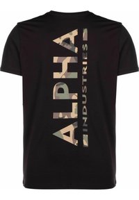 Fekete pamut póló, amelyen zöld és bézs árnyalatú függőleges kamuflázs minta található az "ALPHA INDUSTRIES" felirattal.