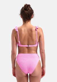 Růžový pletený bikini s volánovými ramínky, vysokým pasem, strukturovaným materiálem a bezpečnou zadní sponou.