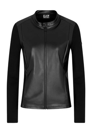 Schwarze Jacke mit Reißverschluss, Leder-Vorderseite, gestrickten Ärmeln, hohem Kragen mit Druckknopf und EA7 Emporio Armani Etikett innen am Kragen.