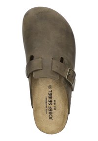 Bruine suède klompen met een gladde afwerking, voorzien van een gespstrap en een gevormde voetbed. De binnenkant heeft een beige inlegzool met branding.