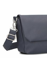 Borsa a tracolla in pelle blu scuro con chiusura a pattina, tracolla regolabile e dettagli in metallo argentato. Texture liscia con design minimalista.