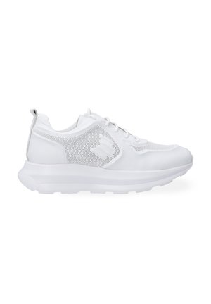 Weiße Sportschuhe mit einer Mischung aus glatten und strukturierten Materialien, Mesh-Seitenpaneelen und einer dick gepolsterten Sohle.