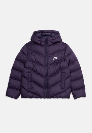 Ciemnofioletowa, pikowana kurtka Nike z kapturem, zamkiem z przodu, bocznymi kieszeniami i białym logo na piersi, ułożona płasko na jasnym tle.
