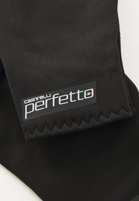 Svart sykkelbekledning med glatt tekstur, med en sikksakk-kant og en rektangulær etikett med merkevarenavnet "Castelli" og "perfetto."