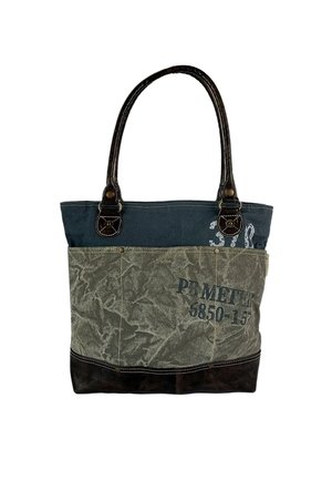 Canvas boodschappentas met donkere handvatten, blauw bovenste gedeelte, vervaagd groen voorvak en de tekst "PR METER 6850-157" gedrukt op het vak.