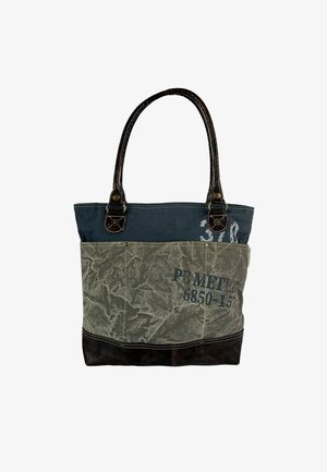 Canvas boodschappentas met donkere handvatten, blauw bovenste gedeelte, vervaagd groen voorvak en de tekst "PR METER 6850-157" gedrukt op het vak.