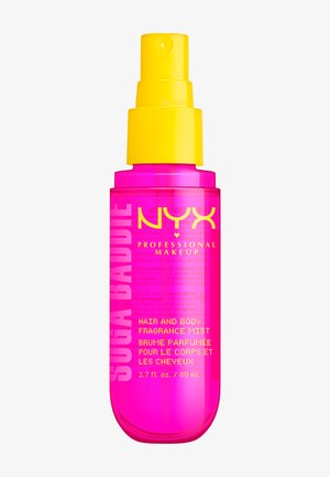 Felroze spuitfles met gele dop met het etiket "NYX Professional Makeup Sugar Bauble Hair and Body Fragrance Mist, 80 ml."