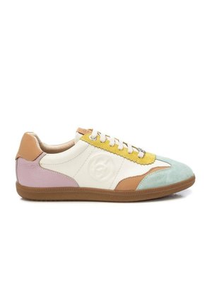 Zapatilla baja con cuero blanco, puntera de ante azul pastel, zona de cordones amarilla, talón rosa y acentos marrones con suela plana marrón.