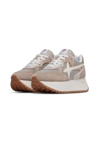 Sneaker in suede e mesh beige con un design testurizzato, lacci bianchi e suola in gomma. Presenta un accento di stella dorata sul lato.