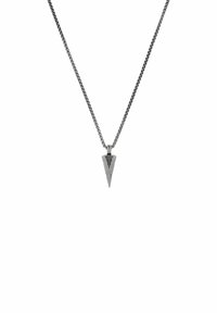 Srebrny naszyjnik z trójkątnym wisiorkiem, który ma pionowe linie i spiczasty koniec, przymocowany do metalowego łańcuszka.