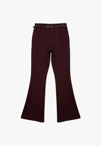 Bordeaux flared broek met een zachte textuur, voorzien van zakken en een zwarte riem met een gouden gesp. Gestructureerd ontwerp met een nette afwerking.