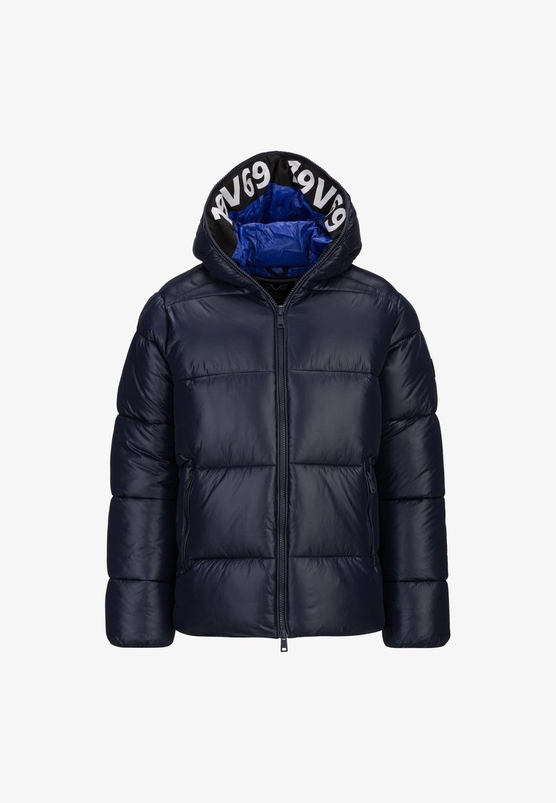 Marineblauwe gewatteerde jas met ritssluiting aan de voorkant, capuchon en blauwe voering aan de binnenkant. Voorzien van een doorgestikt ontwerp en een logo-afdruk aan de binnenkant van de capuchon.