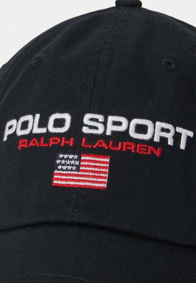 Boné preto feito de algodão com texto bordado: "POLO SPORT" em branco, "RALPH LAUREN" em vermelho, e um design da bandeira americana.