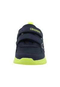 Sneaker blu navy con accenti verdi, tomaia in rete e due strap in Velcro per la chiusura. Design semplice con suola imbottita per il comfort.
