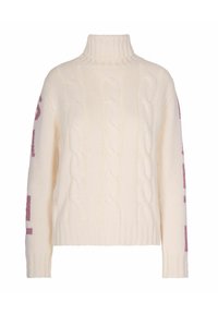 Maglione a collo alto a trecce color crema con maniche lunghe e delicato testo viola lungo le braccia esterne.