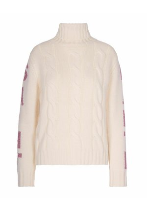 Maglione a collo alto a trecce color crema con maniche lunghe e delicato testo viola lungo le braccia esterne.