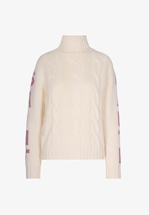 Maglione a collo alto a trecce color crema con maniche lunghe e delicato testo viola lungo le braccia esterne.