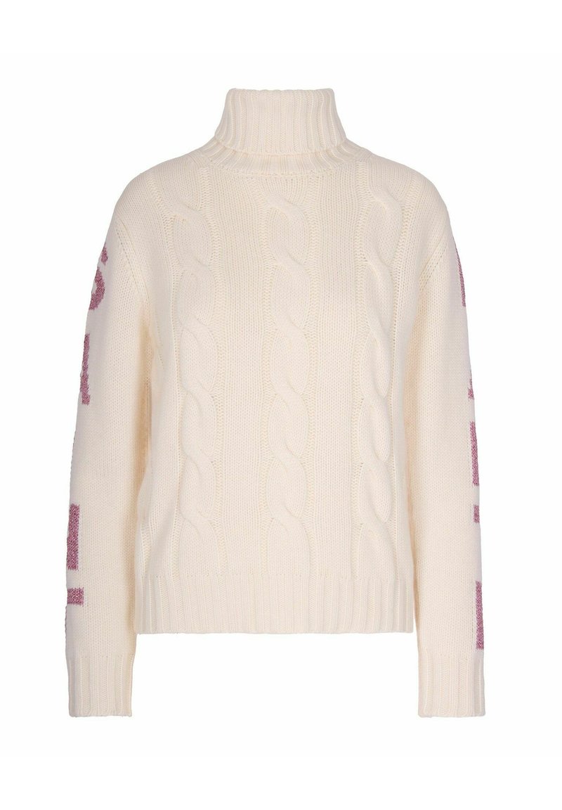 Maglione a collo alto a trecce color crema con maniche lunghe e delicato testo viola lungo le braccia esterne.