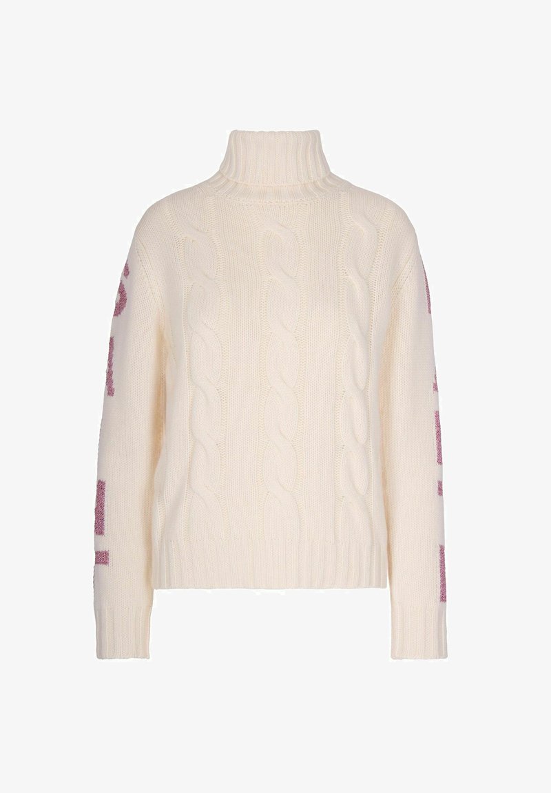 Maglione a collo alto a trecce color crema con maniche lunghe e delicato testo viola lungo le braccia esterne.