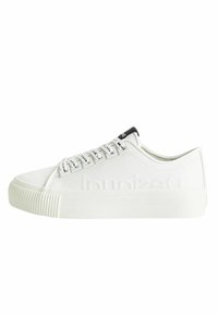 Sneakers bianchi in gomma con branding in rilievo, lacci piatti e suola testurizzata. Presentano un design low-top e un sottile accento nero sulla linguetta.