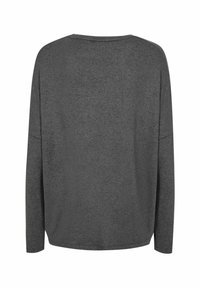 Šedý top s dlouhým rukávem, vyrobený z měkkého materiálu, má volný střih a široký výstřih, s minimalistickým designem a jemnou texturou.