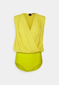Haut cache-cur jaune avec un design drapé et une texture en tissu, associé à un body jaune uni éclatant en bas. Étiquette visible au niveau de l'encolure.