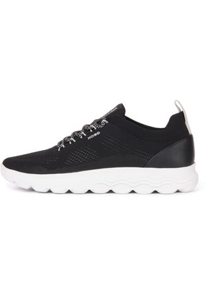 Schwarzer atmungsaktiver Sneaker mit weißen gemusterten Schnürsenkeln, flexibler dicker weißer Sohle und Zuglasche an der Ferse für einfaches Anziehen.