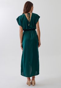 TUSSAH MADILYN  - Maxi šaty - emerald