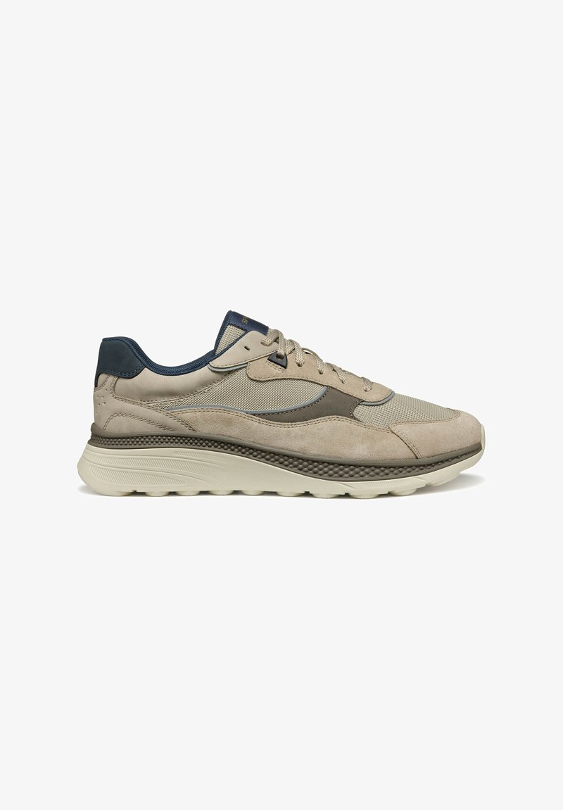 Sneaker beige con materiali in rete e camoscio. Presentano una suola testurizzata, accenti blu scuro e un design a punta arrotondata.