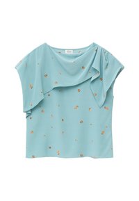 Blouse sans manches bleu clair avec de petits motifs floraux orange et roses, et un volant asymétrique drapé sur la poitrine et l’épaule.