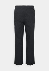 Svarta raka byxor med en slät yta, utrustade med två bakfickor och en klassisk midje-design.