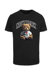 Svart T-skjorte med et grafisk motiv av en teddybjørn iført en hvit "I ♥ NYC"-trøye, med teksten "NEW YORK" buet over.