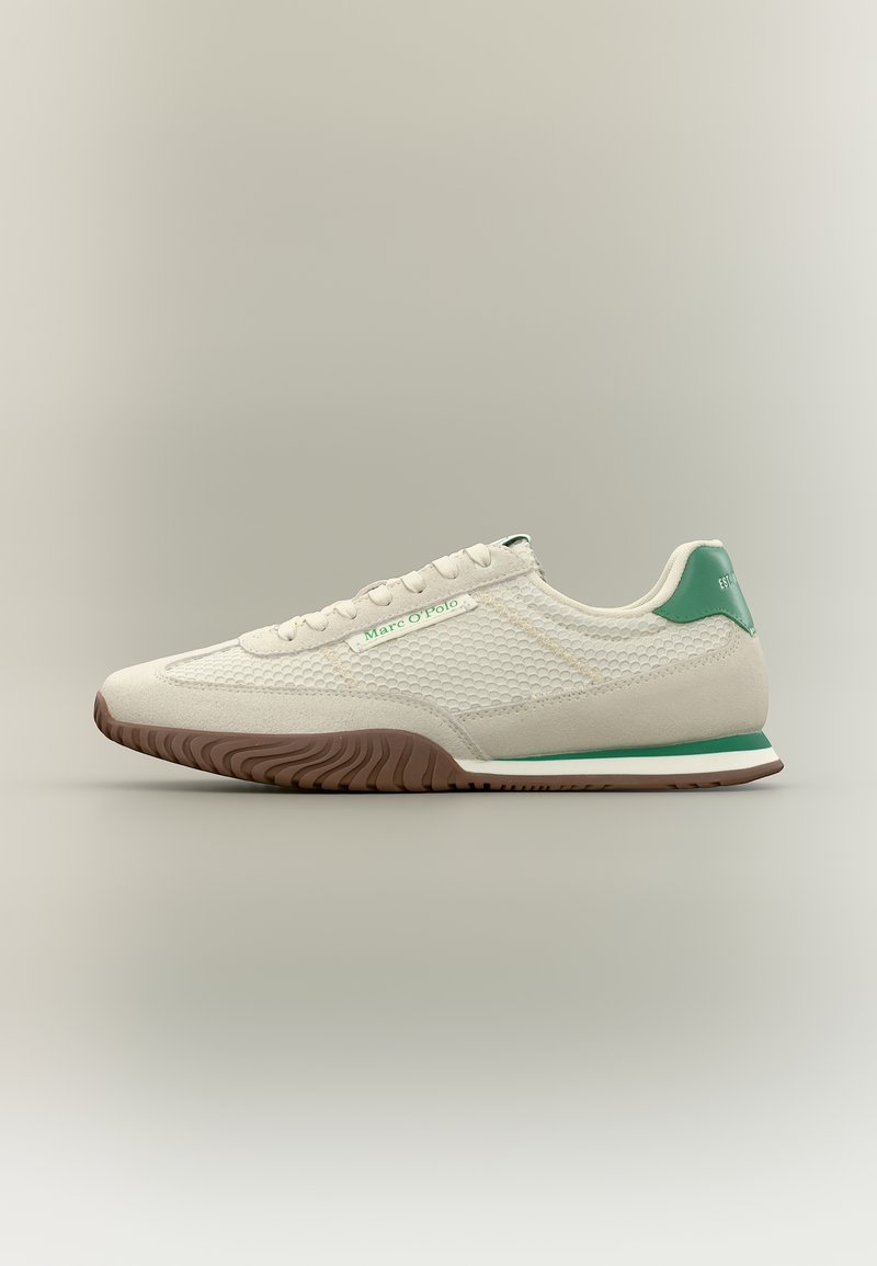 Μπεζ αθλητικό παπούτσι με πράσινη πίσω γλώσσα, ανθεκτικό ανώτερο μέρος από δίχτυ, καφέ υφή σόλας και ετικέτα "Marc O’Polo" στο πλάι.