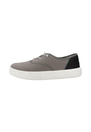 Zapatilla casual gris de corte bajo con suela blanca moteada y parche negro en el talón, con cordones blancos y detalles de costura mínimos.