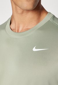 Nike Performance TEE RESET - Langarmshirt - jade horizon/white