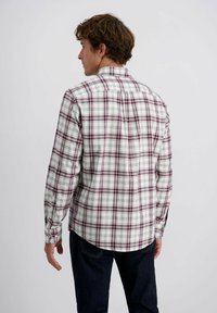 Geruite overhemd met witte, bordeauxrode en groene patronen, gemaakt van stof met een gladde textuur, met een button-down kraag en lange mouwen.