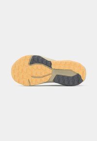 Talpă de pantof cu un model multi-pattern din cauciuc, în portocaliu și negru, cu segmente texturate pentru aderență și stabilitate.