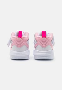 Bílé tenisky s růžovými akcenty a síťovanými detaily. Mají poutko na patě a texturovaný materiál na zadní straně.