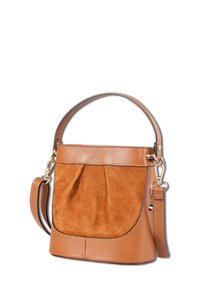 Bruine leren emmer tas met een suede voorpaneel, een geplooid ontwerp en een afneembare schouderriem. Bevat gouden hardware en een charme van de Italiaanse vlag.