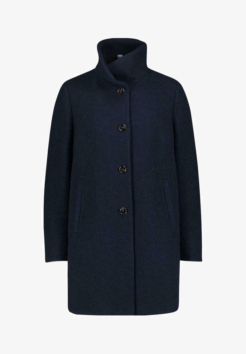 Manteau en laine bleu marine avec un col montant, quatre boutons noirs sur le devant et deux poches latérales verticales.