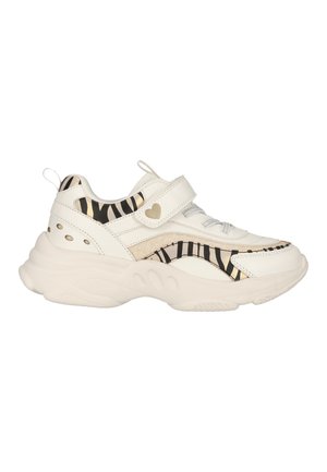 Witte chunky sneaker met gouden en zwarte zebraprint accenten, een hartdetail op het bandje en een dikke, gevoerde zool.