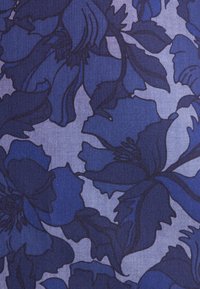 Niebieska tkanina w kwiaty z dużymi, ciemnoniebieskimi kwiatami z szczegółowymi konturami na jaśniejszym niebieskim tle. Miękki, teksturowany materiał.