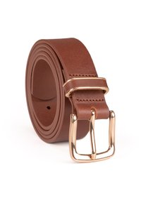 Ceinture en cuir marron enroulée avec boucle en métal doré, détail de couture et passant sur fond blanc.