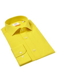 Camisa amarilla de traje con cuello clásico, cierre frontal de botones y puño simple. Hecha de una tela suave, presenta botones blancos y un pliegue ordenado.