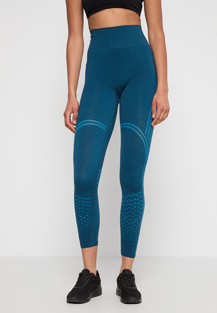 Legginsy sportowe z wysokim stanem w kolorze morskim z teksturowanymi wzorami. Gładki materiał ma ukośne paski i geometryczne akcenty na dolnych partiach nogawek.