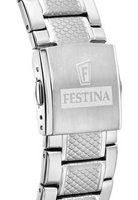 Orologio in acciaio inossidabile argento con finitura spazzolata, cassa quadrata, chiusura a fermaglio e maglie testurizzate con un motivo a diamante. Incisione del marchio presente.