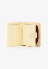 Portafoglio giallo in pelle con numerosi scomparti per carte, una tasca con zip e una chiusura a scatto, caratterizzato da una texture liscia e dettagli cuciti.