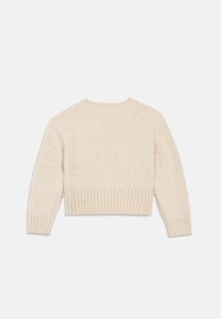 Maglione lavorato a maglia color crema, caratterizzato da un corpo testurizzato e orlo e polsini a coste. Progettato con un collo rotondo e spalle scese per una vestibilità rilassata.