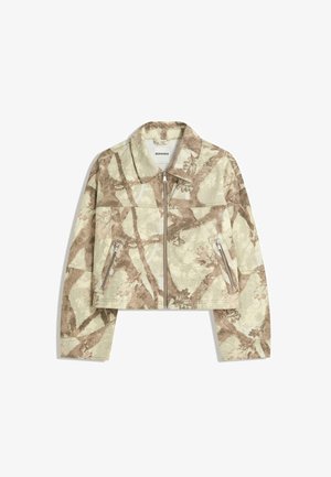 Gekürzte Jacke mit einem beigen und braunen abstrakten Camouflage-Muster, ausgestattet mit einem Reißverschluss vorne und zwei seitlichen Reißverschlusstaschen. Grobe Textur.