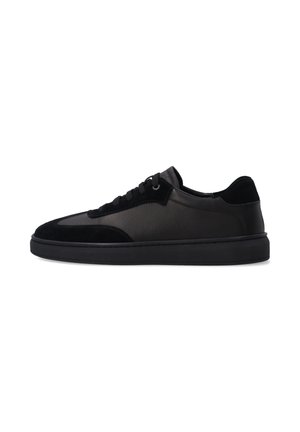 Schwarze Leder- und Wildleder-Sneaker mit glatter Oberfläche, runder Zehenform und flacher Gummisohle. Mit schwarzen Schnürsenkeln und dezenten Paneldetails.